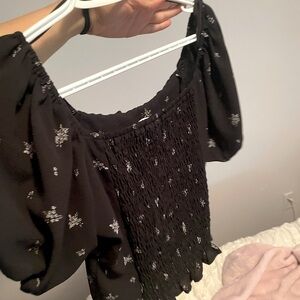 Cute puffy black shirt with little detailed flowers and a square neck.